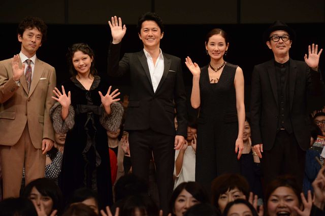 福山雅治＆吉田羊、映画『SCOOP！』資料で大物俳優の張り込みDVDを鑑賞　画像ギャラリー（14枚目）