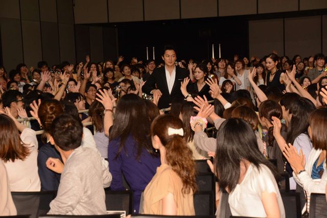 福山雅治＆吉田羊、映画『SCOOP！』資料で大物俳優の張り込みDVDを鑑賞　画像ギャラリー（16枚目）