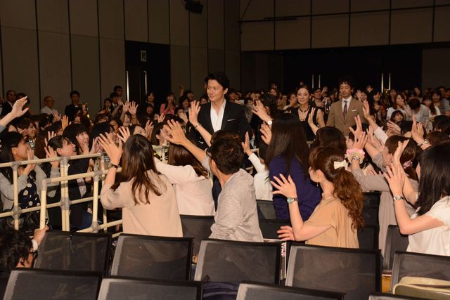 福山雅治＆吉田羊、映画『SCOOP！』資料で大物俳優の張り込みDVDを鑑賞　画像ギャラリー（17枚目）