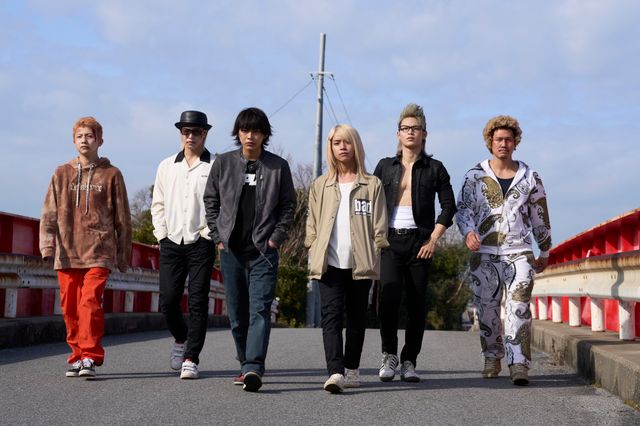 映画『OUT』クールな場面写真&ギャップ萌えオフショット:フォトギャラリー|シネマトゥデイ