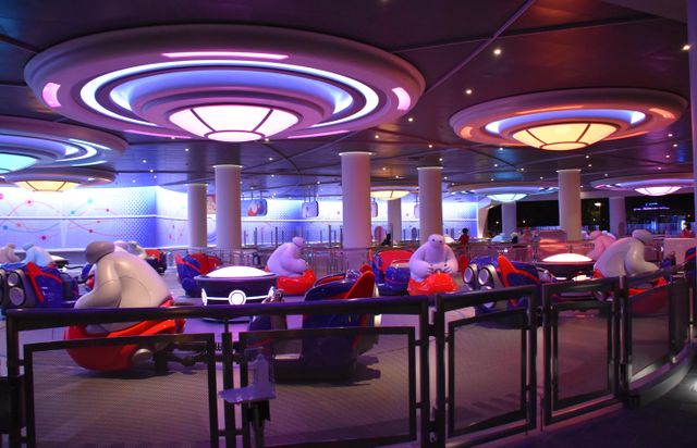 ベイマックスが入口でお出迎え！TDL「ベイマックスのハッピーライド」（9枚目）