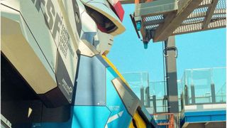 ハリウッド実写版「ガンダム」監督が来日　動く実物大ガンダムと対面