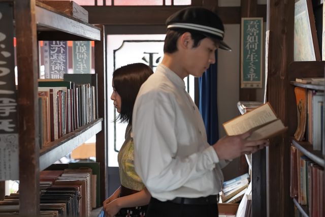 上白石萌音＆松村北斗が見つめ合う「カムカムエヴリバディ」場面カット（2枚目）