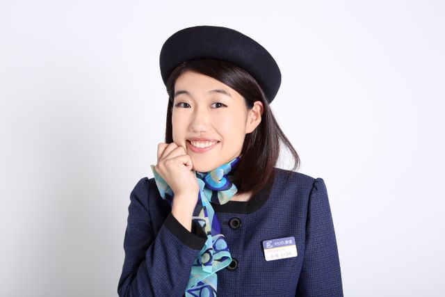 アテンダント姿で百面相！【横澤夏子インタビューカット集】（2枚目）