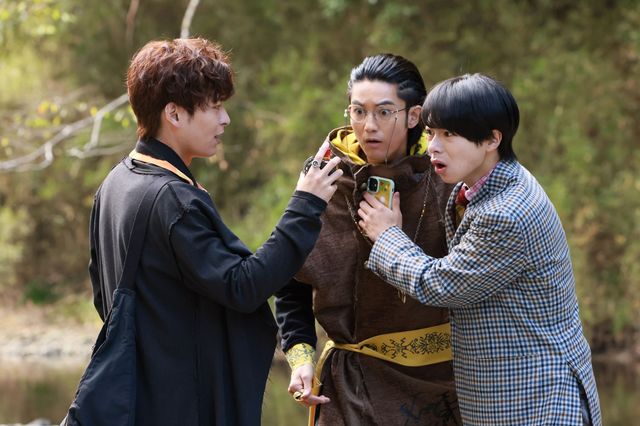 竜儀＆禽次郎、玄蕃が持つ“アレ”に驚く！Vシネ『ゴジュウジャーVSブンブンジャー』新場面写真：フォトギャラリー