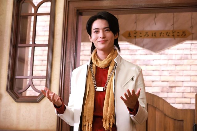 竜儀＆禽次郎、玄蕃が持つ“アレ”に驚く！Vシネ『ゴジュウジャーVSブンブンジャー』新場面写真（2枚目）