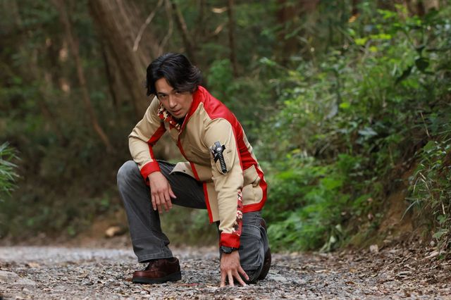 竜儀＆禽次郎、玄蕃が持つ“アレ”に驚く！Vシネ『ゴジュウジャーVSブンブンジャー』新場面写真（3枚目）