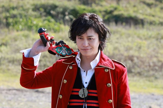 竜儀＆禽次郎、玄蕃が持つ“アレ”に驚く！Vシネ『ゴジュウジャーVSブンブンジャー』新場面写真（4枚目）