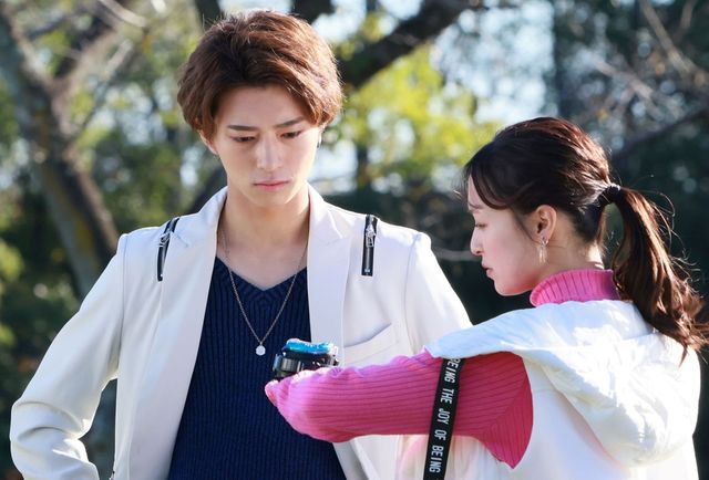 竜儀＆禽次郎、玄蕃が持つ“アレ”に驚く！Vシネ『ゴジュウジャーVSブンブンジャー』新場面写真（7枚目）