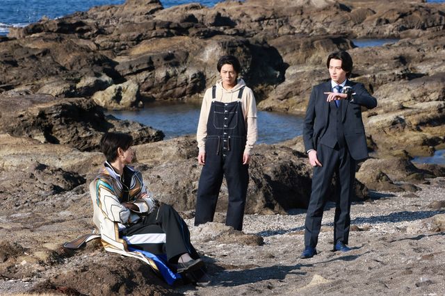 竜儀＆禽次郎、玄蕃が持つ“アレ”に驚く！Vシネ『ゴジュウジャーVSブンブンジャー』新場面写真（9枚目）