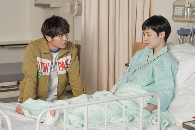 悩む鶴田（足立英）は由良（吉谷彩子）に相談…「舞いあがれ！」第21回の場面写真：フォトギャラリー