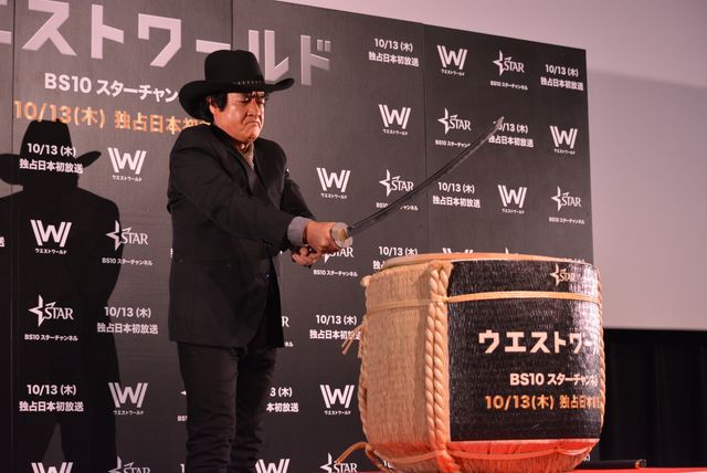 これが藤岡弘、だ！日本刀で鏡割りフォトギャラリー（2枚目）