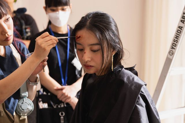 「ダウンタイム」劇中で美容整形するキャストたち＜メイキング＆場面写真8枚＞：フォトギャラリー