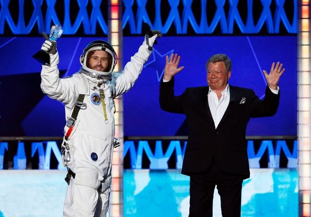 米民間宇宙企業ブルーオリジンは10日、人気SFシリーズ「スター・トレック」でカーク船長を演じた俳優ウィリアム・シャトナーさん(右)が搭乗を予定するロケットの打ち上げを12日から13日に延期すると発表した。カリフォルニア州サンタモニカで2016年1月撮影