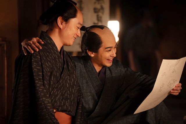 歌麿（染谷将太）の肩を抱く蔦重（横浜流星）…大河ドラマ「べらぼう～蔦重栄華乃夢噺～」第20回：フォトギャラリー