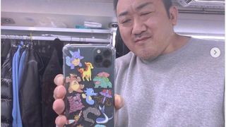 マ・ドンソク兄貴、ポケモンステッカーをスマホケースに貼りまくる
