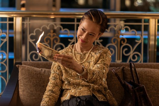 戸田恵梨香、お札に火をつけて煽る！細木数子の半生ドラマ化「地獄に堕ちるわよ」場面写真：フォトギャラリー