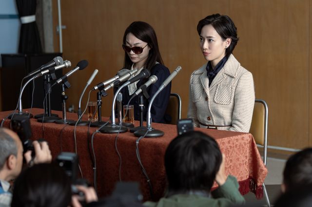 戸田恵梨香、お札に火をつけて煽る！細木数子の半生ドラマ化「地獄に堕ちるわよ」場面写真（4枚目）