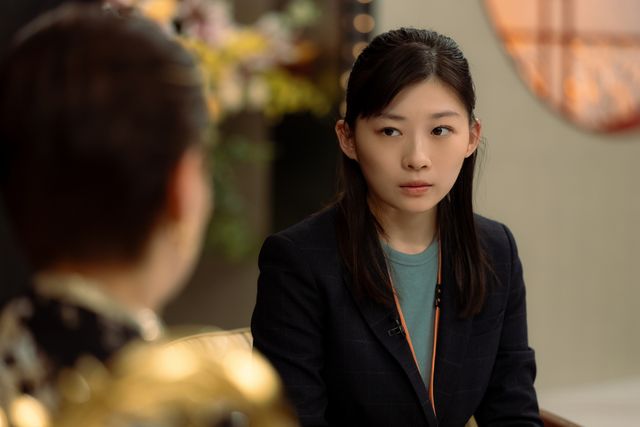 戸田恵梨香、お札に火をつけて煽る！細木数子の半生ドラマ化「地獄に堕ちるわよ」場面写真（5枚目）