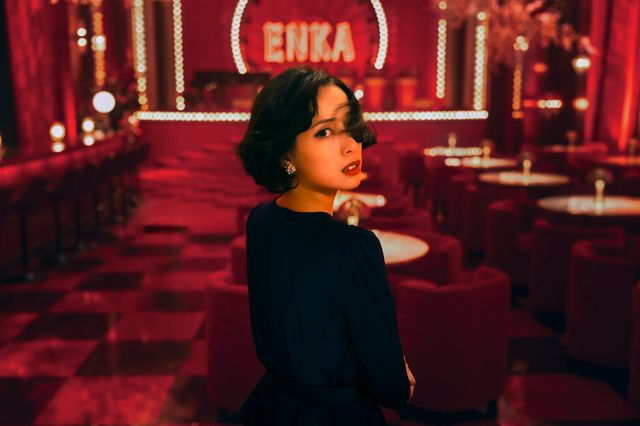 戸田恵梨香、お札に火をつけて煽る！細木数子の半生ドラマ化「地獄に堕ちるわよ」場面写真（6枚目）