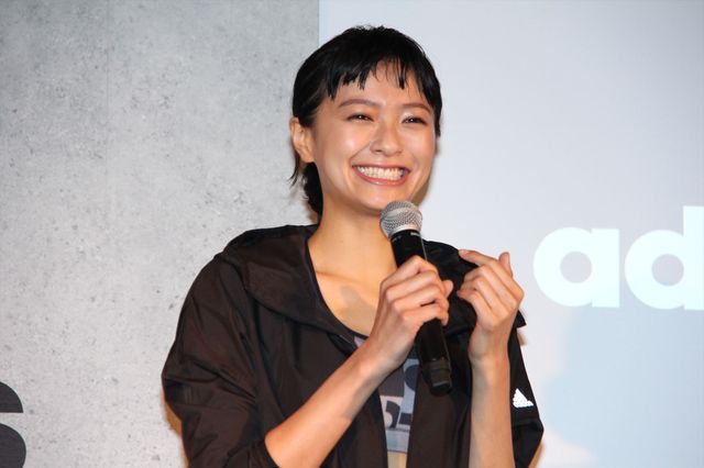 榮倉奈々、引き締まったおなかを披露！（2枚目）