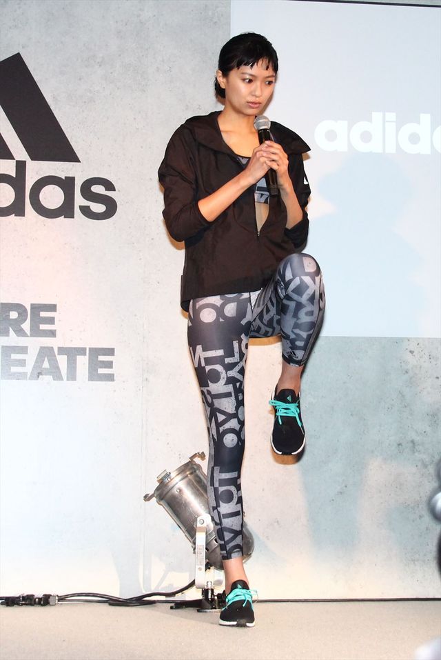 榮倉奈々、引き締まったおなかを披露！（3枚目）