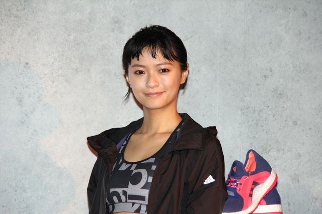 榮倉奈々、引き締まったおなかを披露！（4枚目）