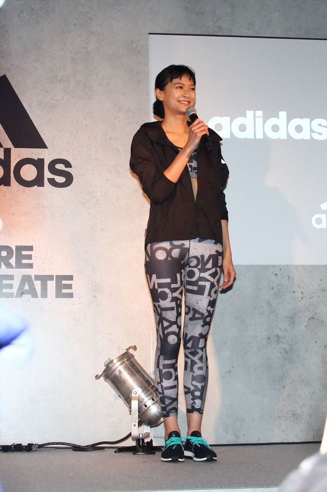 榮倉奈々、引き締まったおなかを披露！（5枚目）