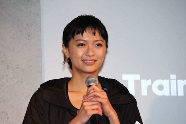 榮倉奈々、引き締まったおなかを披露！（6枚目）