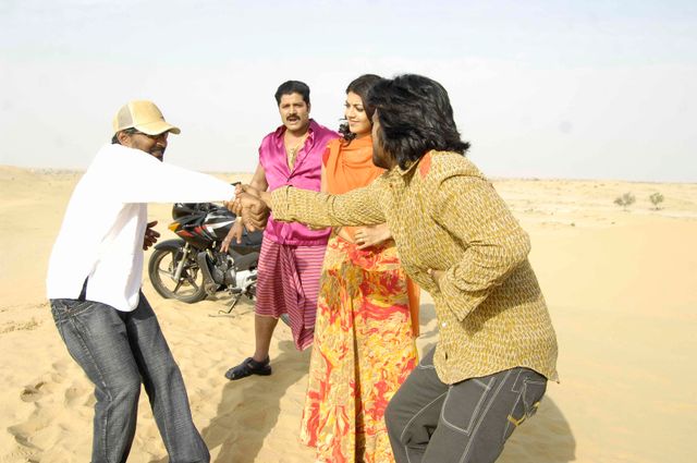 主役じゃなくて監督です！バーフバリの原点『マガディーラ』メイキングカット（3枚目）