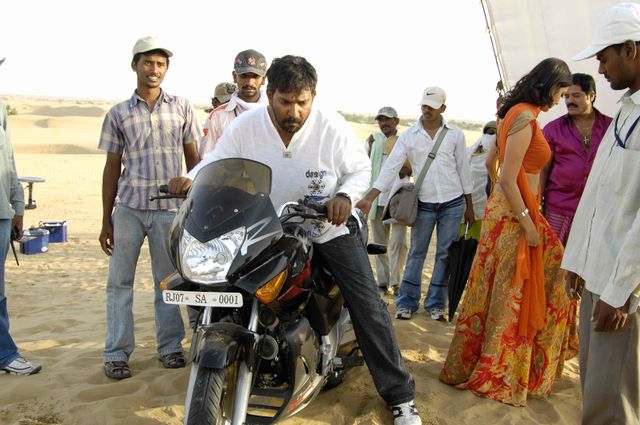 主役じゃなくて監督です！バーフバリの原点『マガディーラ』メイキングカット（4枚目）