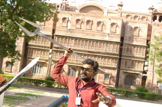 主役じゃなくて監督です！バーフバリの原点『マガディーラ』メイキングカット（5枚目）