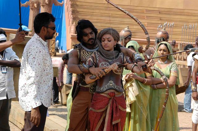 主役じゃなくて監督です！バーフバリの原点『マガディーラ』メイキングカット（8枚目）