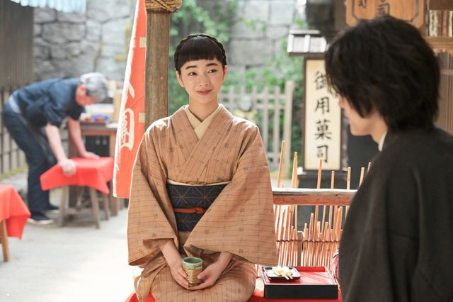 【画像9枚】朝ドラ「風、薫る」直美（上坂樹里）と小川（甲斐翔真）が中庭で…第69回場面写真（4枚目）