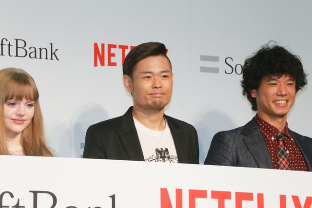 お父さん犬、庄司をペロペロ…「ソフトバンク　新サービス発表会見」フォトギャラリー（3枚目）