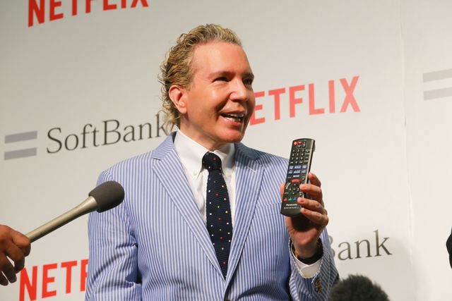 お父さん犬、庄司をペロペロ…「ソフトバンク　新サービス発表会見」フォトギャラリー（5枚目）