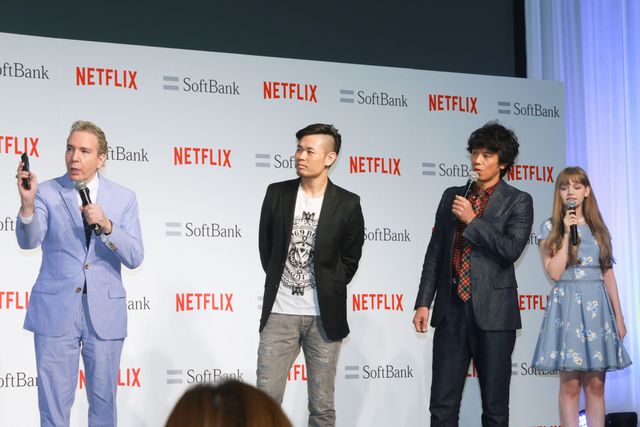 お父さん犬、庄司をペロペロ…「ソフトバンク　新サービス発表会見」フォトギャラリー（6枚目）