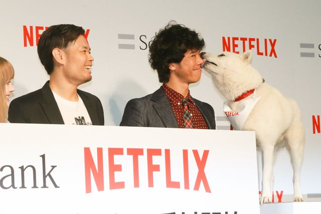 お父さん犬、庄司をペロペロ…「ソフトバンク　新サービス発表会見」フォトギャラリー（7枚目）