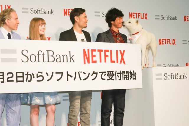 お父さん犬、庄司をペロペロ…「ソフトバンク　新サービス発表会見」フォトギャラリー（8枚目）