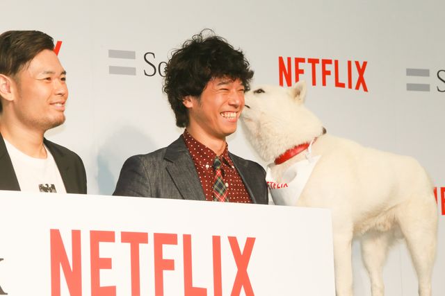 お父さん犬、庄司をペロペロ…「ソフトバンク　新サービス発表会見」フォトギャラリー（9枚目）