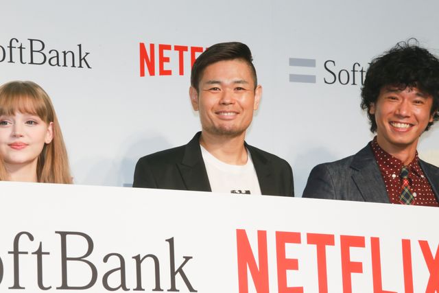 お父さん犬、庄司をペロペロ…「ソフトバンク　新サービス発表会見」フォトギャラリー（10枚目）