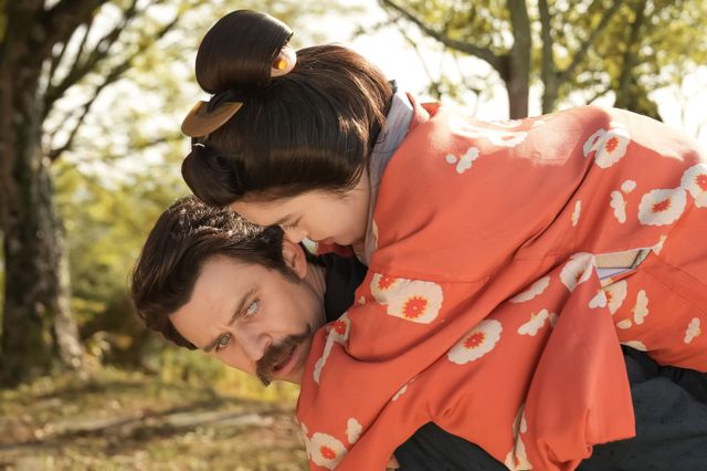 ヘブン（トミー・バストウ）はトキ（高石あかり）を背負って…朝ドラ「ばけばけ」第109回の場面写真：フォトギャラリー