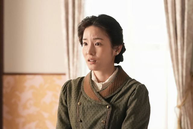 ヘブン（トミー・バストウ）はトキ（高石あかり）を背負って…朝ドラ「ばけばけ」第109回の場面写真（2枚目）