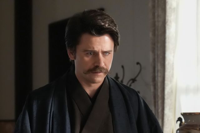 ヘブン（トミー・バストウ）はトキ（高石あかり）を背負って…朝ドラ「ばけばけ」第109回の場面写真（3枚目）