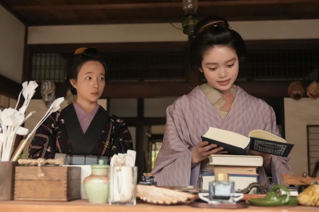 ヘブン（トミー・バストウ）はトキ（高石あかり）を背負って…朝ドラ「ばけばけ」第109回の場面写真（4枚目）