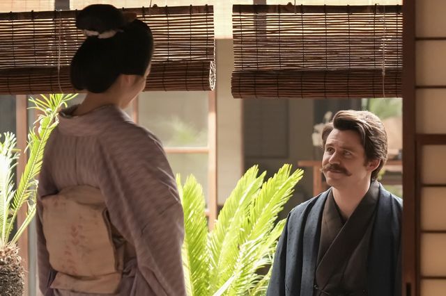 ヘブン（トミー・バストウ）はトキ（高石あかり）を背負って…朝ドラ「ばけばけ」第109回の場面写真（5枚目）