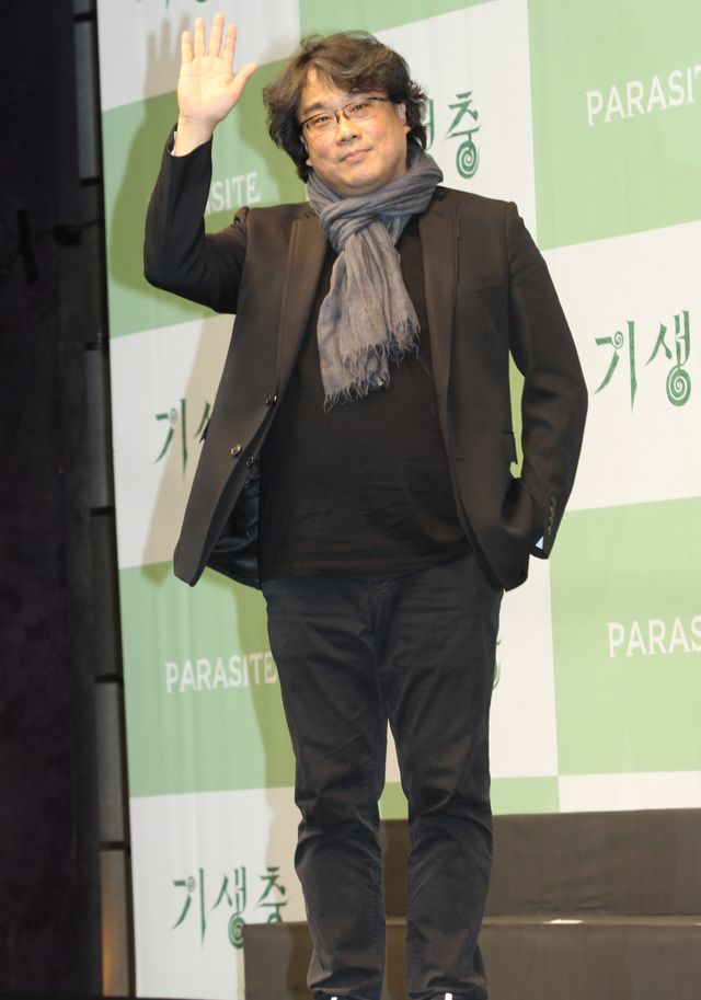 『パラサイト』ポン・ジュノ監督＆ソン・ガンホ、韓国凱旋に満面の笑み！：フォトギャラリー