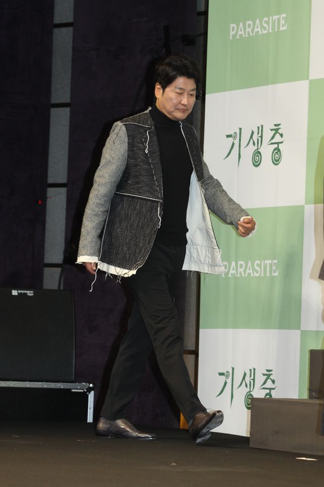 『パラサイト』ポン・ジュノ監督＆ソン・ガンホ、韓国凱旋に満面の笑み！（3枚目）