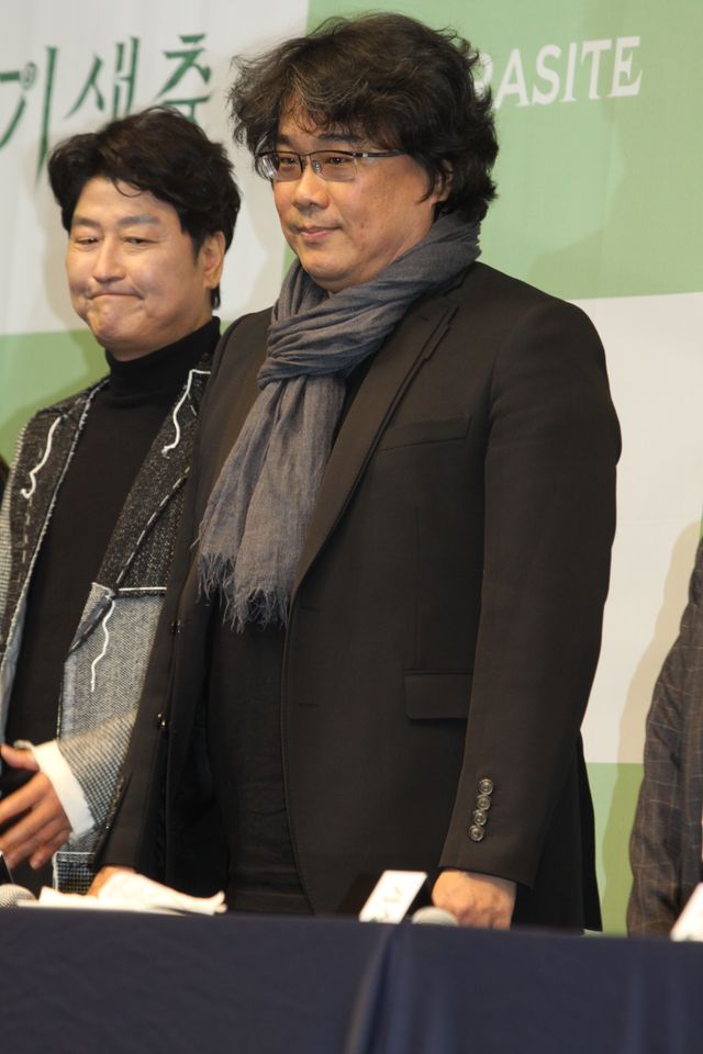 『パラサイト』ポン・ジュノ監督＆ソン・ガンホ、韓国凱旋に満面の笑み！（4枚目）
