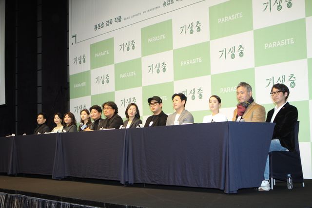 『パラサイト』ポン・ジュノ監督＆ソン・ガンホ、韓国凱旋に満面の笑み！（5枚目）